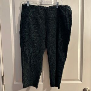 Torrid cropped green geometric print leggings with pockets size 3